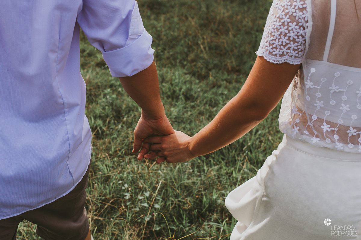 ensaio fotográfico, pré wedding, noivos, noiva, noivo, buquê, ensaio na fazendo, casamento na fazenda, fotógrafo de casamento, foto com cavalo, ensaio de casal, ensaio na natureza, noivos apaixonados, roupa de ensaio, 