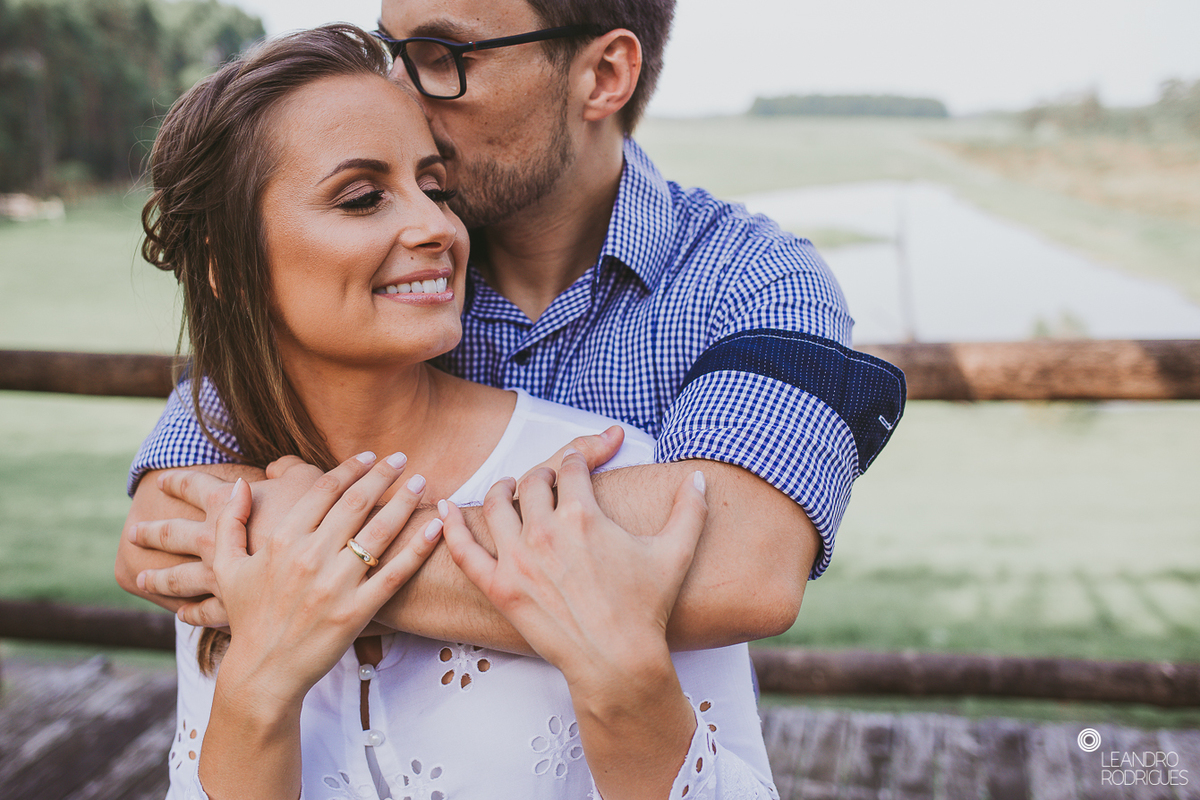 ensaio fotográfico, pré wedding, noivos, noiva, noivo, buquê, ensaio na fazendo, casamento na fazenda, fotógrafo de casamento, foto com cavalo, ensaio de casal, ensaio na natureza, noivos apaixonados, roupa de ensaio, 