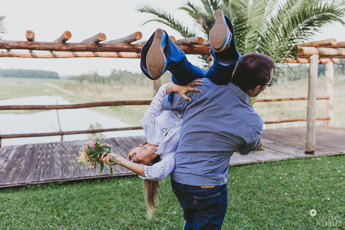 ensaio fotográfico, pré wedding, noivos, noiva, noivo, buquê, ensaio na fazendo, casamento na fazenda, fotógrafo de casamento, foto com cavalo, ensaio de casal, ensaio na natureza, noivos apaixonados, roupa de ensaio, 