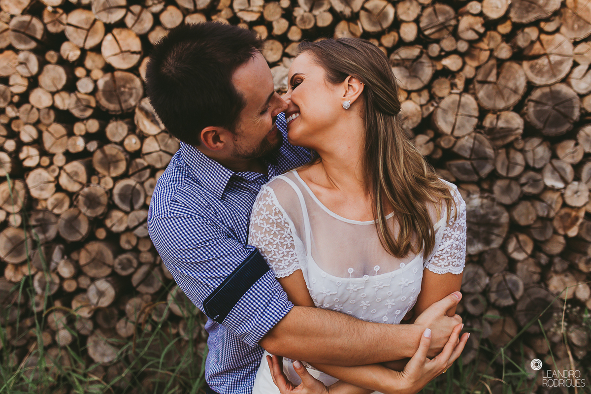 ensaio fotográfico, pré wedding, noivos, noiva, noivo, buquê, ensaio na fazendo, casamento na fazenda, fotógrafo de casamento, foto com cavalo, ensaio de casal, ensaio na natureza, noivos apaixonados, roupa de ensaio, 