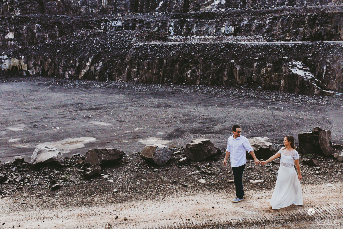 ensaio fotográfico, pré wedding, noivos, noiva, noivo, buquê, ensaio na fazendo, casamento na fazenda, fotógrafo de casamento, foto com cavalo, ensaio de casal, ensaio na natureza, noivos apaixonados, roupa de ensaio, 