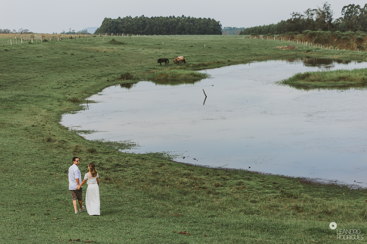 ensaio fotográfico, pré wedding, noivos, noiva, noivo, buquê, ensaio na fazendo, casamento na fazenda, fotógrafo de casamento, foto com cavalo, ensaio de casal, ensaio na natureza, noivos apaixonados, roupa de ensaio, 