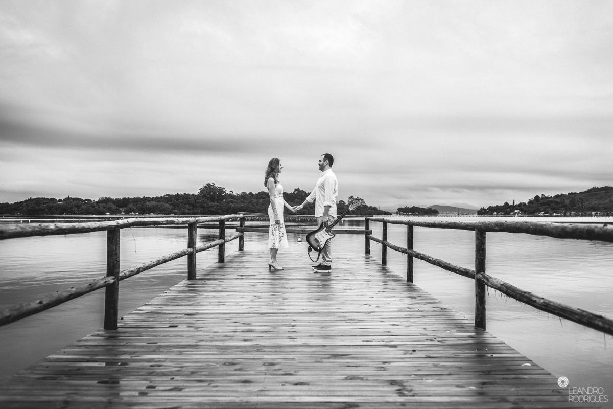 ensaio de casamento, ensaio fotográfico de casamento, pré wedding, míni wedding, casamento na praia, ensaio fotográfico na praia, noiva, noivo, buquê de noiva, vestido de noiva, roupa para ensaio, fotos na praia, roupa de noivo