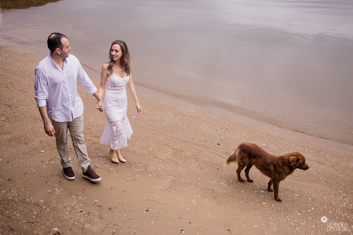 ensaio de casamento, ensaio fotográfico de casamento, pré wedding, míni wedding, casamento na praia, ensaio fotográfico na praia, noiva, noivo, buquê de noiva, vestido de noiva, roupa para ensaio, fotos na praia, roupa de noivo