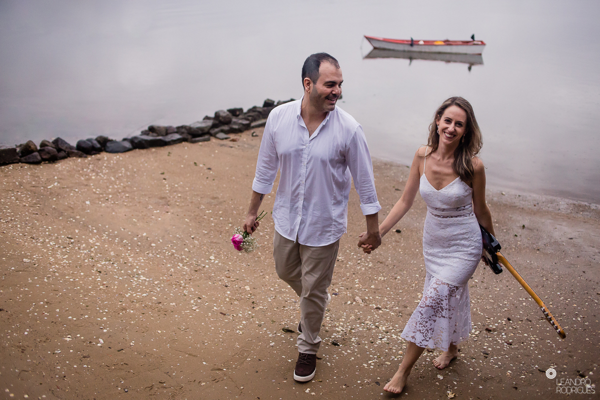 ensaio de casamento, ensaio fotográfico de casamento, pré wedding, míni wedding, casamento na praia, ensaio fotográfico na praia, noiva, noivo, buquê de noiva, vestido de noiva, roupa para ensaio, fotos na praia, roupa de noivo