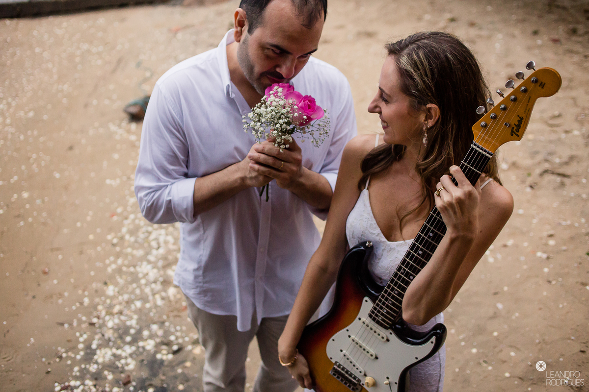 ensaio de casamento, ensaio fotográfico de casamento, pré wedding, míni wedding, casamento na praia, ensaio fotográfico na praia, noiva, noivo, buquê de noiva, vestido de noiva, roupa para ensaio, fotos na praia, roupa de noivo