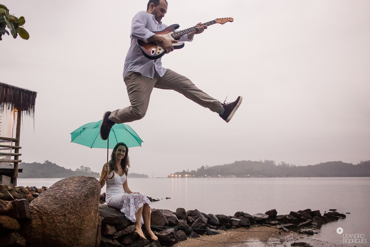 ensaio de casamento, ensaio fotográfico de casamento, pré wedding, míni wedding, casamento na praia, ensaio fotográfico na praia, noiva, noivo, buquê de noiva, vestido de noiva, roupa para ensaio, fotos na praia, roupa de noivo