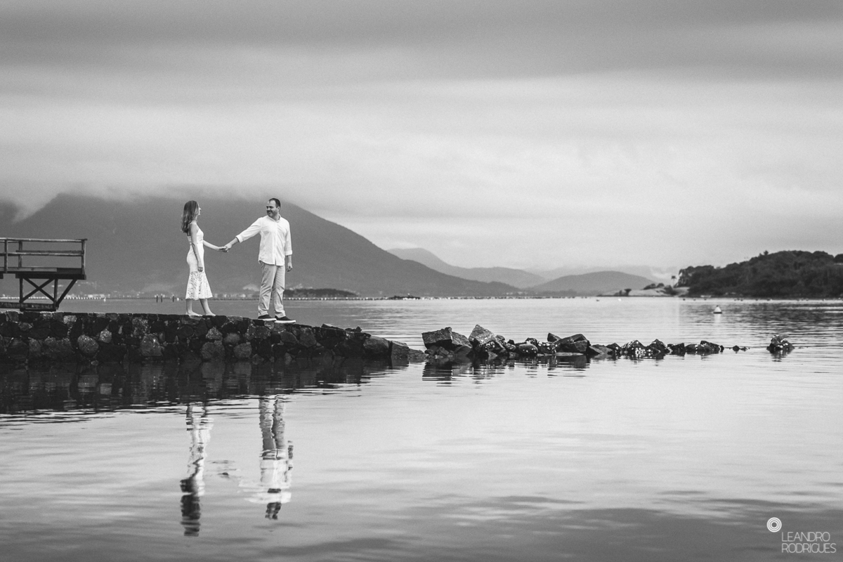 ensaio de casamento, ensaio fotográfico de casamento, pré wedding, míni wedding, casamento na praia, ensaio fotográfico na praia, noiva, noivo, buquê de noiva, vestido de noiva, roupa para ensaio, fotos na praia, roupa de noivo