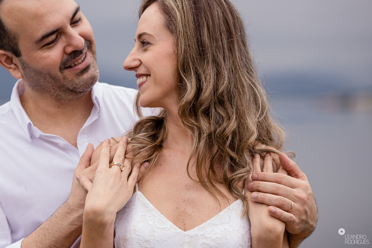 ensaio de casamento, ensaio fotográfico de casamento, pré wedding, míni wedding, casamento na praia, ensaio fotográfico na praia, noiva, noivo, buquê de noiva, vestido de noiva, roupa para ensaio, fotos na praia, roupa de noivo