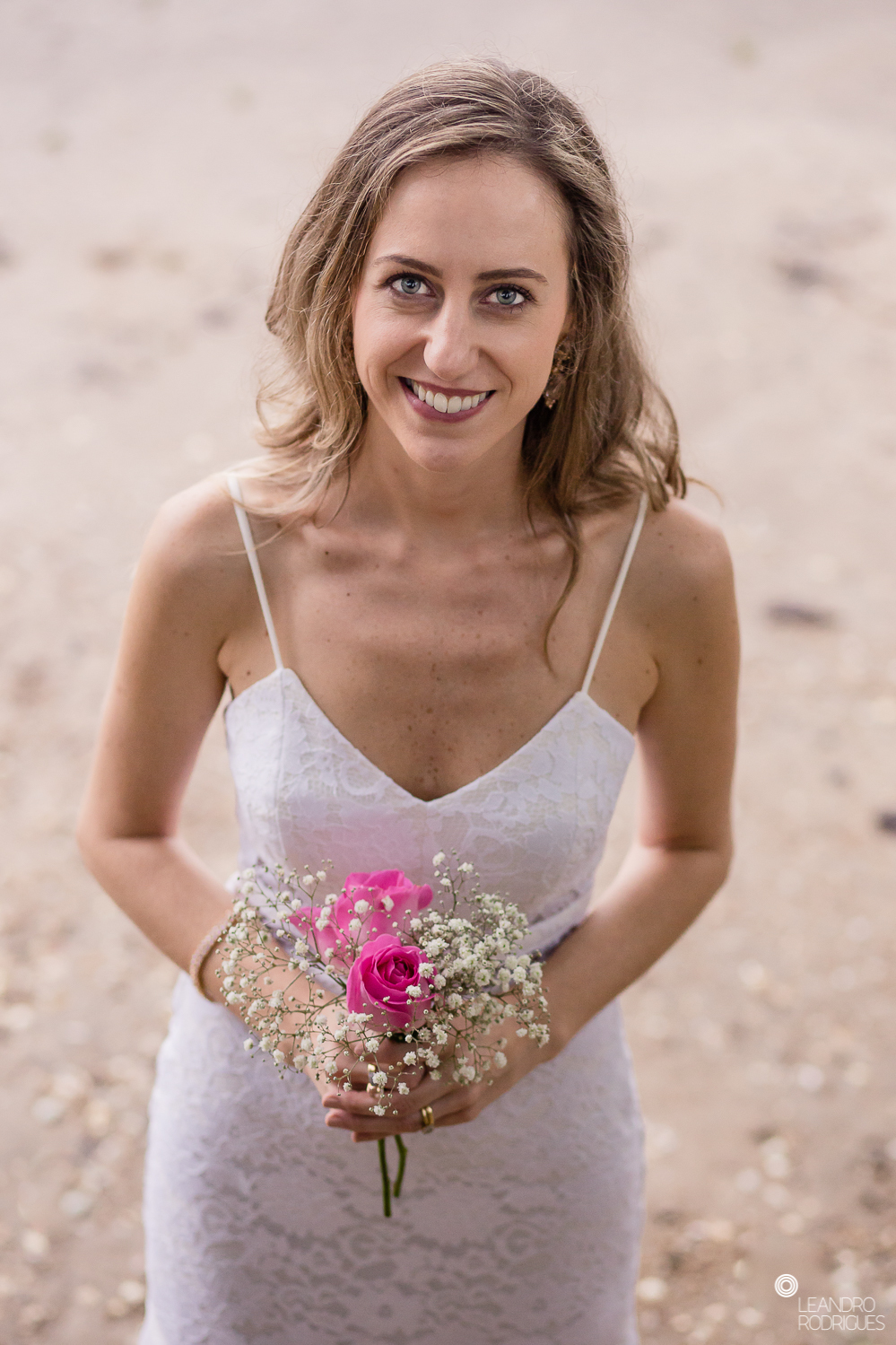 ensaio de casamento, ensaio fotográfico de casamento, pré wedding, míni wedding, casamento na praia, ensaio fotográfico na praia, noiva, noivo, buquê de noiva, vestido de noiva, roupa para ensaio, fotos na praia, roupa de noivo