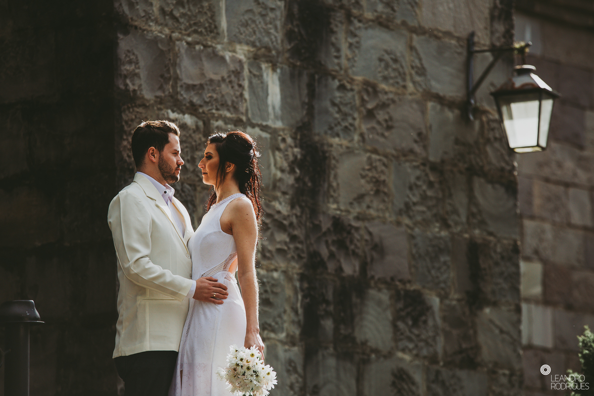 ensaio pré wedding, ensaio fotográfico, ensaio pré casamento, noivos, fotógrafo de casamento, fotografo em porto alegre, retrato de noiva, foto de casal, casamento, buque de noiva, vestido de noiva, roupa de noivo, castelo, casamento no castelo, 