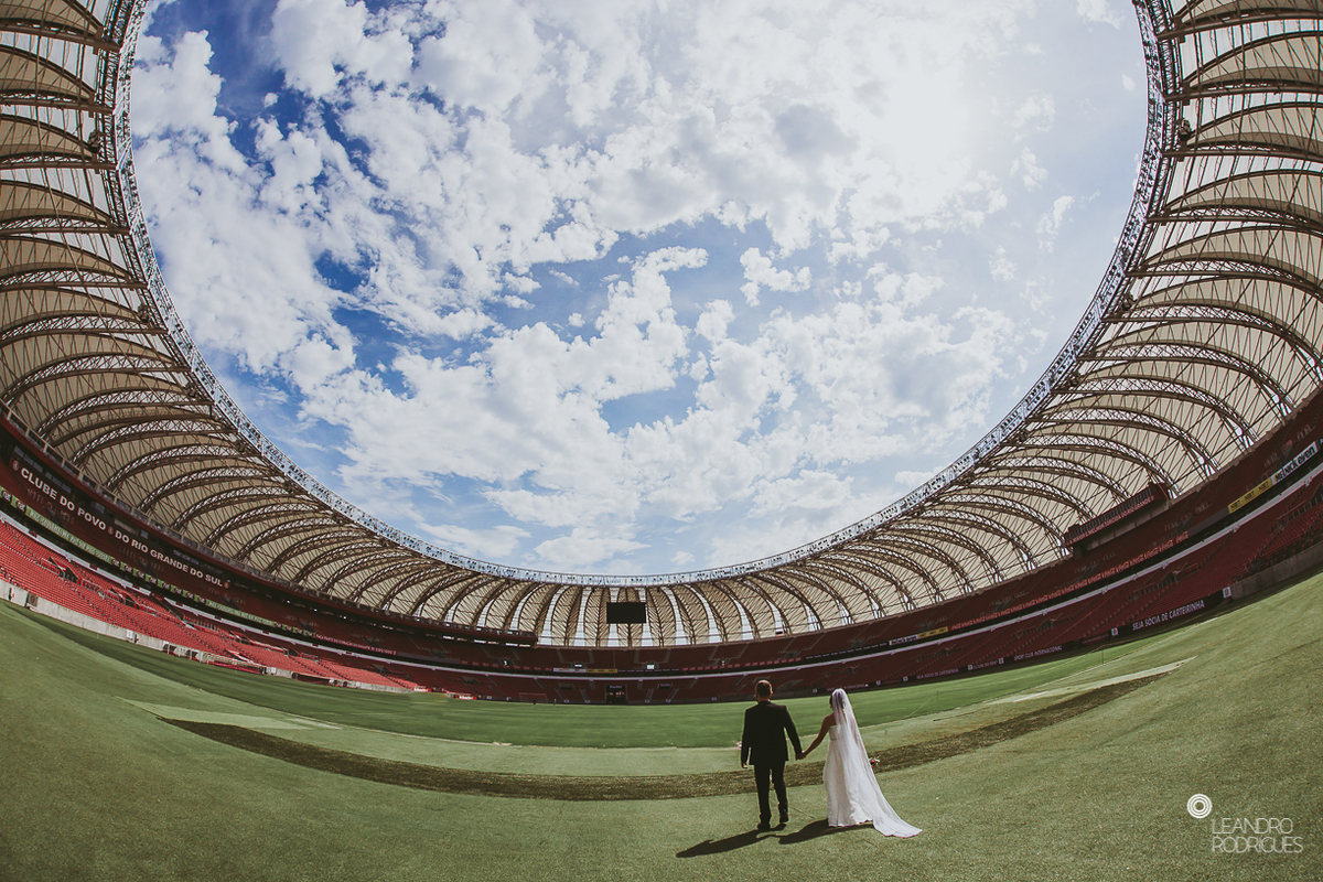ensaio fotografico, ensaio pre casamento, ensaio no estádio de futebol, internacional, beira rio, foto beira rio, campo de futebol, noivos no estádio, vestido de noiva, noiva de chuteira, terno de noivo, casamento, fotografo de casamento,