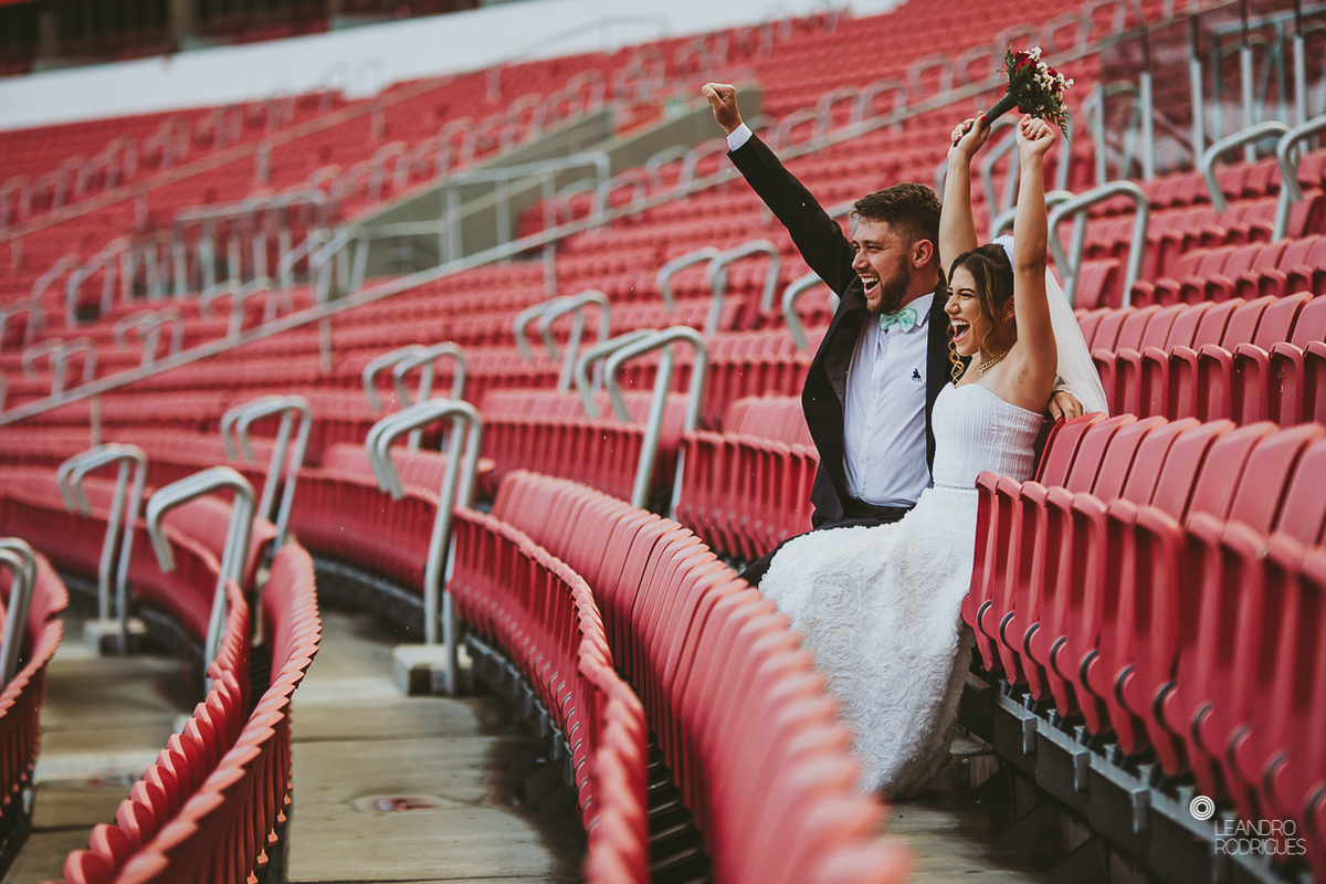ensaio fotografico, ensaio pre casamento, ensaio no estádio de futebol, internacional, beira rio, foto beira rio, campo de futebol, noivos no estádio, vestido de noiva, noiva de chuteira, terno de noivo, casamento, fotografo de casamento,