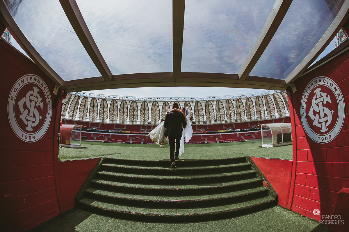 ensaio fotografico, ensaio pre casamento, ensaio no estádio de futebol, internacional, beira rio, foto beira rio, campo de futebol, noivos no estádio, vestido de noiva, noiva de chuteira, terno de noivo, casamento, fotografo de casamento,