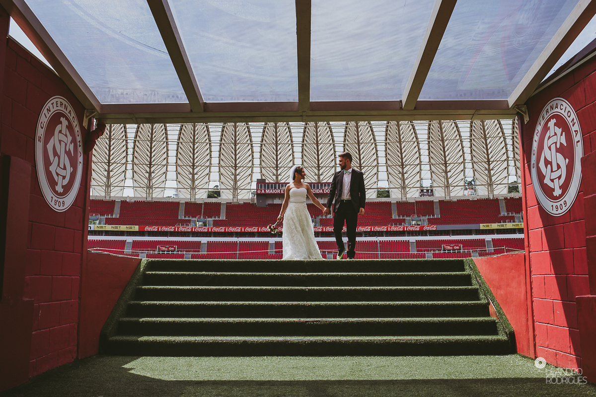 ensaio fotografico, ensaio pre casamento, ensaio no estádio de futebol, internacional, beira rio, foto beira rio, campo de futebol, noivos no estádio, vestido de noiva, noiva de chuteira, terno de noivo, casamento, fotografo de casamento,