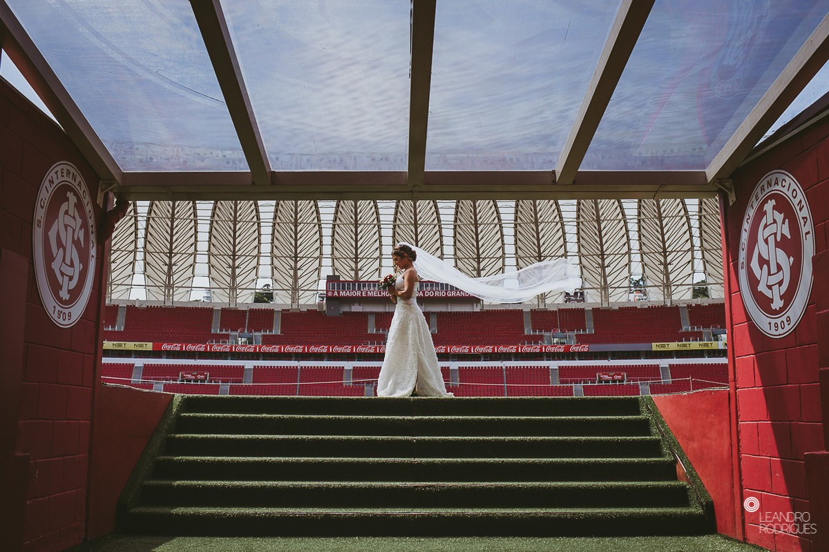 ensaio fotografico, ensaio pre casamento, ensaio no estádio de futebol, internacional, beira rio, foto beira rio, campo de futebol, noivos no estádio, vestido de noiva, noiva de chuteira, terno de noivo, casamento, fotografo de casamento,