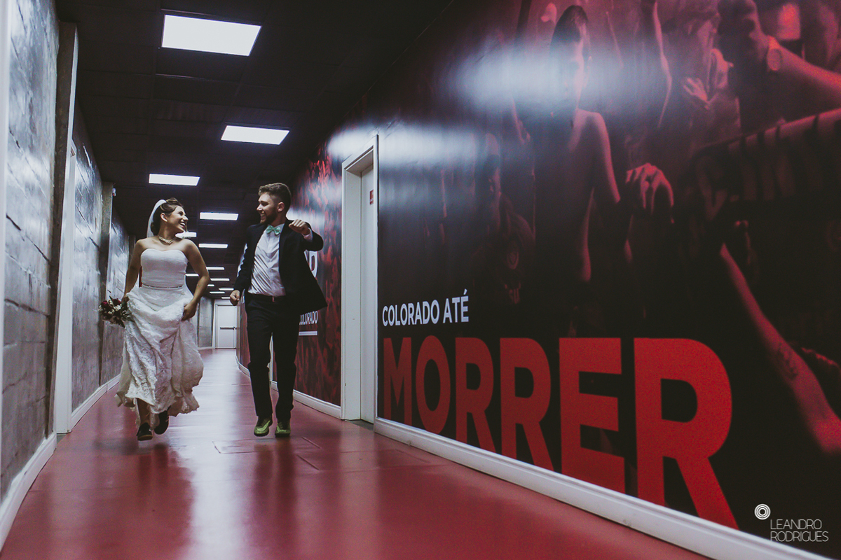 ensaio fotografico, ensaio pre casamento, ensaio no estádio de futebol, internacional, beira rio, foto beira rio, campo de futebol, noivos no estádio, vestido de noiva, noiva de chuteira, terno de noivo, casamento, fotografo de casamento,