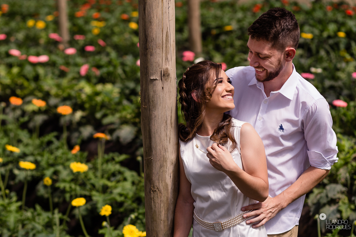ensaio fotografico, fotografo de casamento, noivos, ensaio na floricultura, ensaio no campo, fotos com flores, buque de noiva, vestido de noiva, fotos na cachoeira, cascata das andorinhas, natureza, decoração de casamento, 