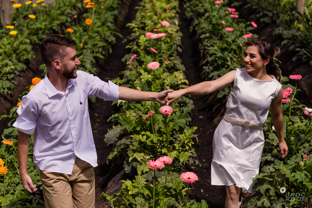ensaio fotografico, fotografo de casamento, noivos, ensaio na floricultura, ensaio no campo, fotos com flores, buque de noiva, vestido de noiva, fotos na cachoeira, cascata das andorinhas, natureza, decoração de casamento, 
