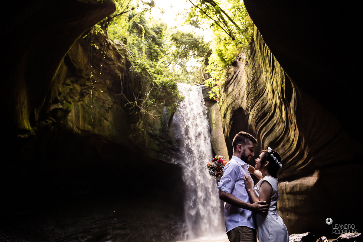 ensaio fotografico, fotografo de casamento, noivos, ensaio na floricultura, ensaio no campo, fotos com flores, buque de noiva, vestido de noiva, fotos na cachoeira, cascata das andorinhas, natureza, decoração de casamento, 