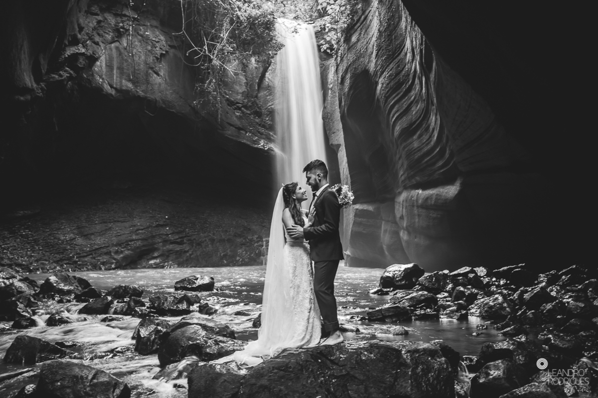 ensaio fotografico, fotografo de casamento, noivos, ensaio na floricultura, ensaio no campo, fotos com flores, buque de noiva, vestido de noiva, fotos na cachoeira, cascata das andorinhas, natureza, decoração de casamento, 