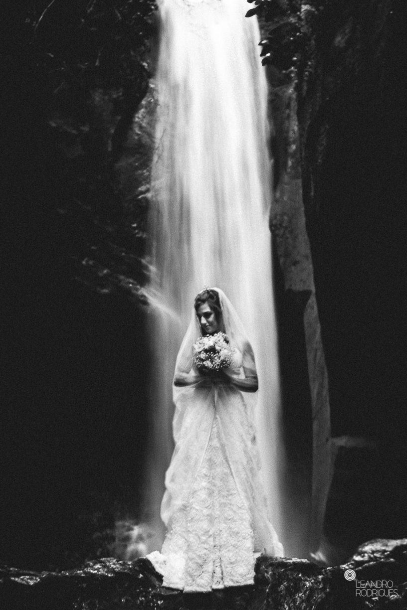 ensaio fotografico, fotografo de casamento, noivos, ensaio na floricultura, ensaio no campo, fotos com flores, buque de noiva, vestido de noiva, fotos na cachoeira, cascata das andorinhas, natureza, decoração de casamento, 
