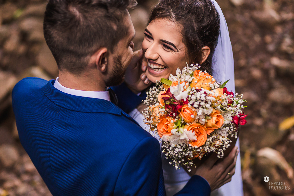ensaio fotografico, fotografo de casamento, noivos, ensaio na floricultura, ensaio no campo, fotos com flores, buque de noiva, vestido de noiva, fotos na cachoeira, cascata das andorinhas, natureza, decoração de casamento, 