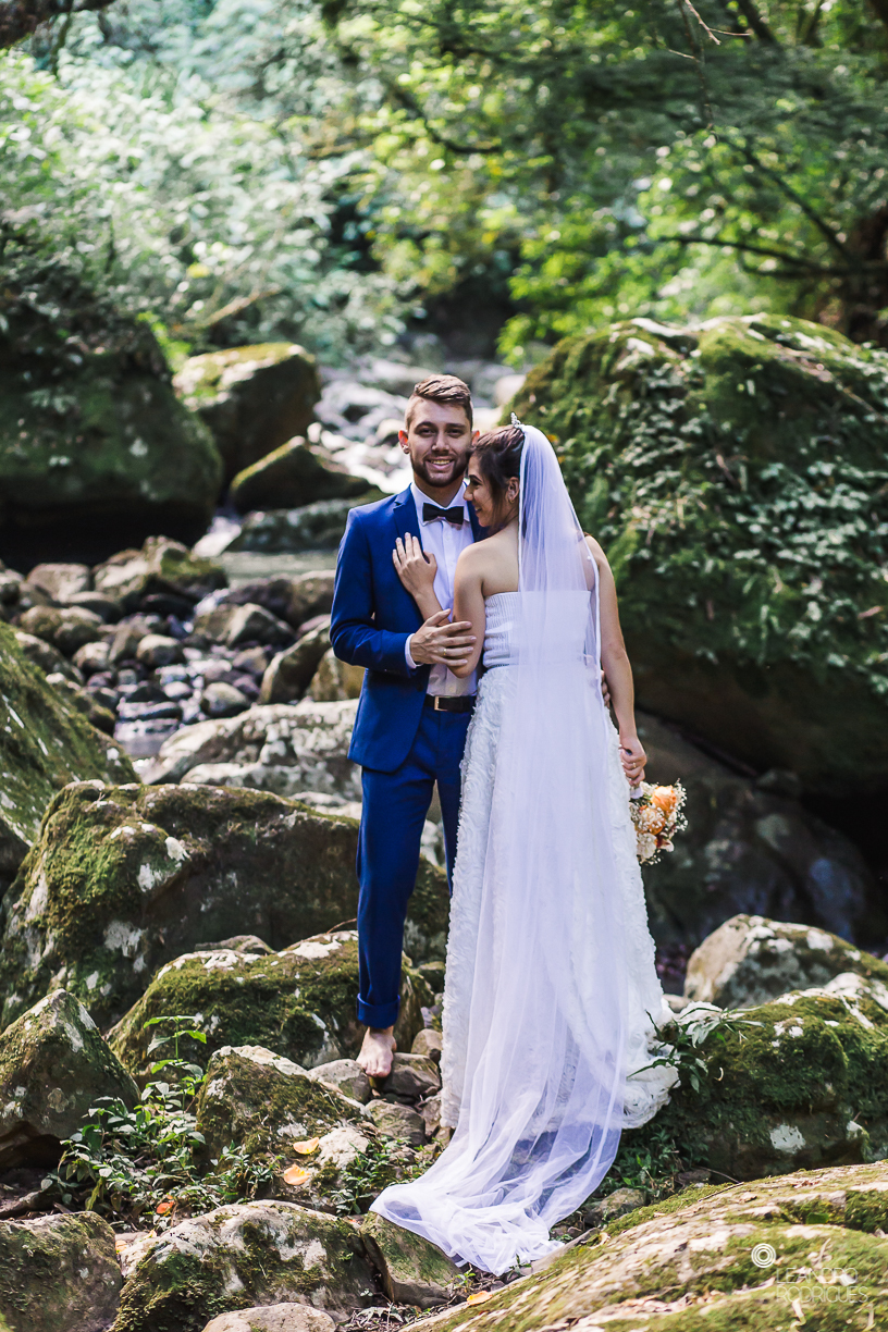 ensaio fotografico, fotografo de casamento, noivos, ensaio na floricultura, ensaio no campo, fotos com flores, buque de noiva, vestido de noiva, fotos na cachoeira, cascata das andorinhas, natureza, decoração de casamento, 