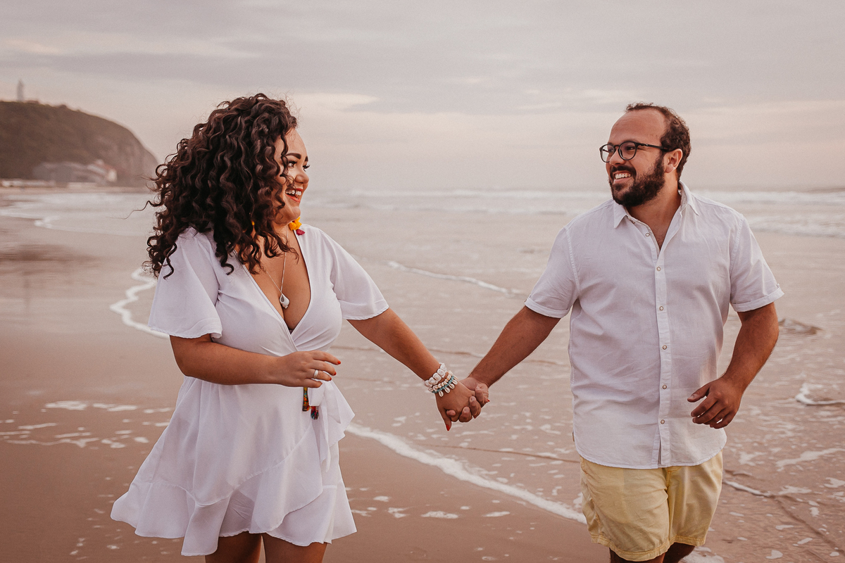 ensaio na praia, prewedding, fotografodecasamento, fotosnapraia,torre, roupa de noiva, ensaio de casal