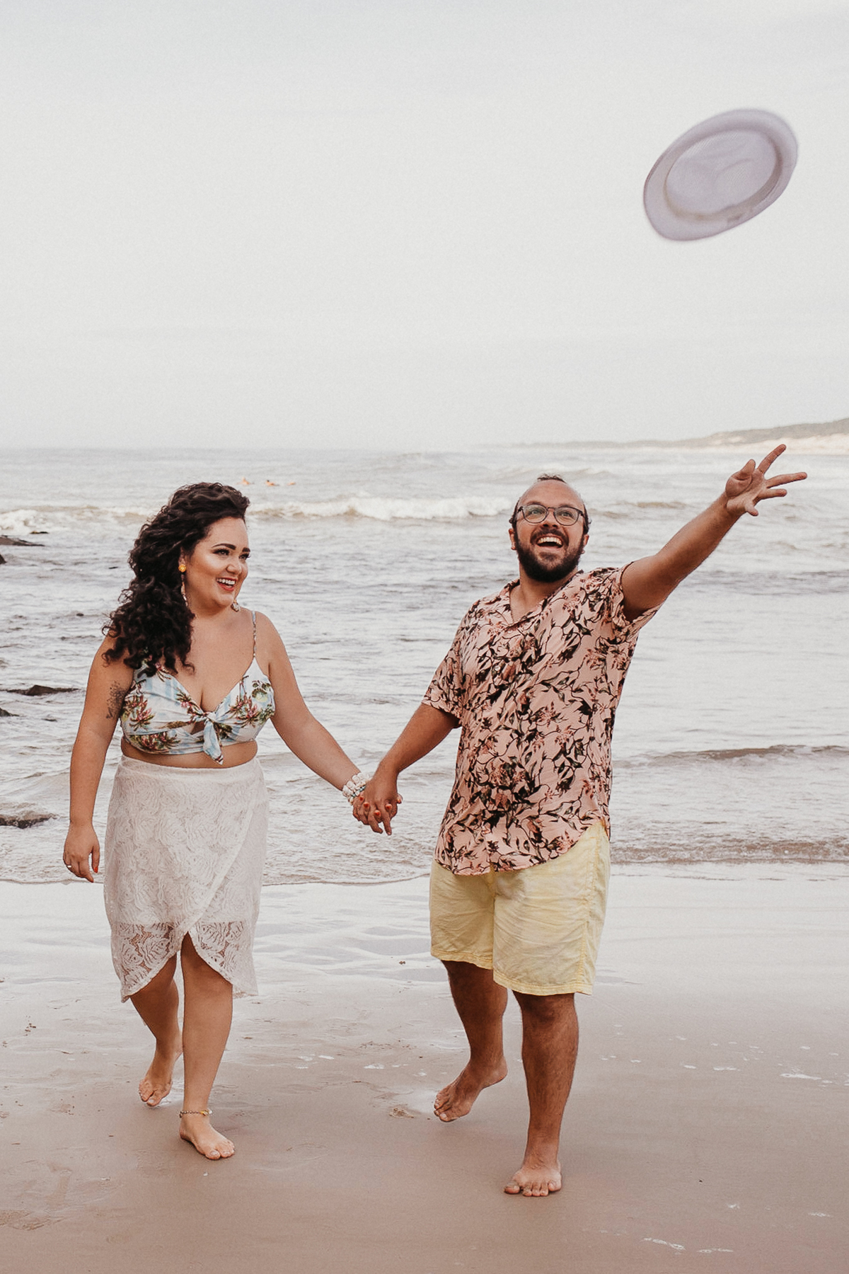 ensaio na praia, prewedding, fotografodecasamento, fotosnapraia,torre, roupa de noiva, ensaio de casal