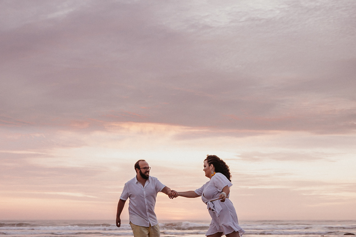 ensaio na praia, prewedding, fotografodecasamento, fotosnapraia,torre, roupa de noiva, ensaio de casal