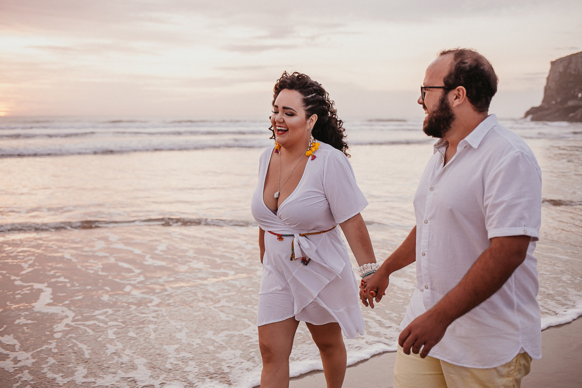 ensaio na praia, prewedding, fotografodecasamento, fotosnapraia,torre, roupa de noiva, ensaio de casal