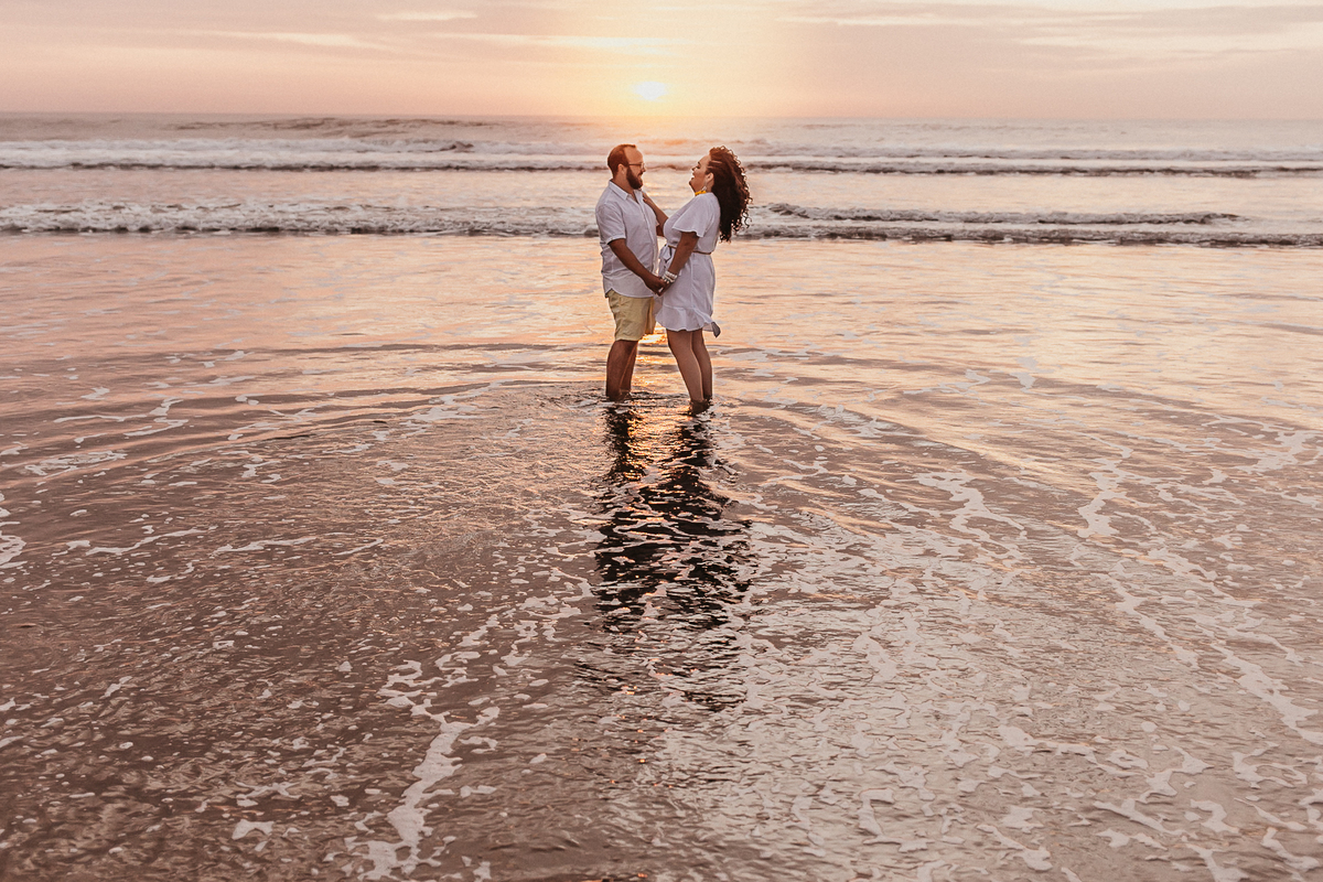 ensaio na praia, prewedding, fotografodecasamento, fotosnapraia,torre, roupa de noiva, ensaio de casal