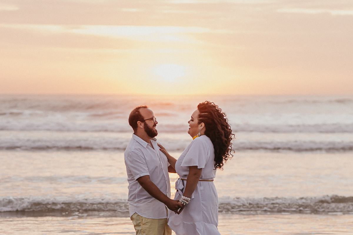 ensaio na praia, prewedding, fotografodecasamento, fotosnapraia,torre, roupa de noiva, ensaio de casal