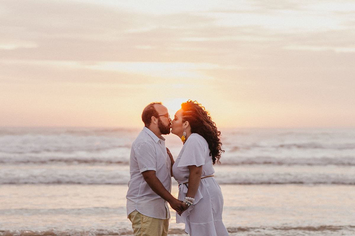 ensaio na praia, prewedding, fotografodecasamento, fotosnapraia,torre, roupa de noiva, ensaio de casal