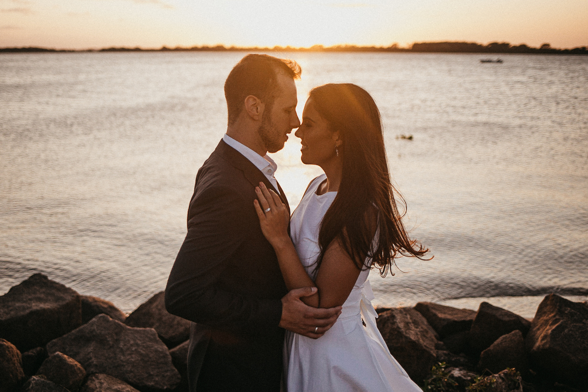 ensaio fotografico, porto alegre, wedding, pré casamento, fotografo de casamento, vestido de noiva, ensaio de casal, fotografo porto alegre, centro histórico, gasômetro, por do sol, noivos, casa de cultura mario quintana, catedral