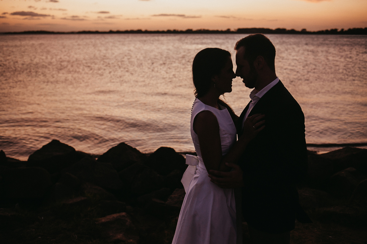 ensaio fotografico, porto alegre, wedding, pré casamento, fotografo de casamento, vestido de noiva, ensaio de casal, fotografo porto alegre, centro histórico, gasômetro, por do sol, noivos, casa de cultura mario quintana, catedral
