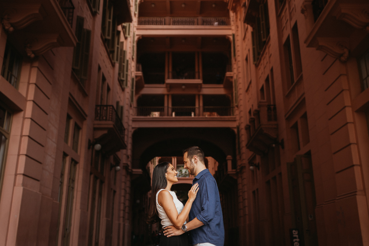 ensaio fotografico, porto alegre, wedding, pré casamento, fotografo de casamento, vestido de noiva, ensaio de casal, fotografo porto alegre, centro histórico, gasômetro, por do sol, noivos, casa de cultura mario quintana, catedral