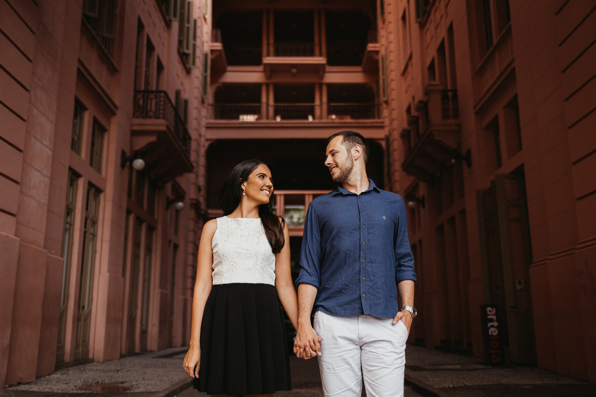 ensaio fotografico, porto alegre, wedding, pré casamento, fotografo de casamento, vestido de noiva, ensaio de casal, fotografo porto alegre, centro histórico, gasômetro, por do sol, noivos, casa de cultura mario quintana, catedral
