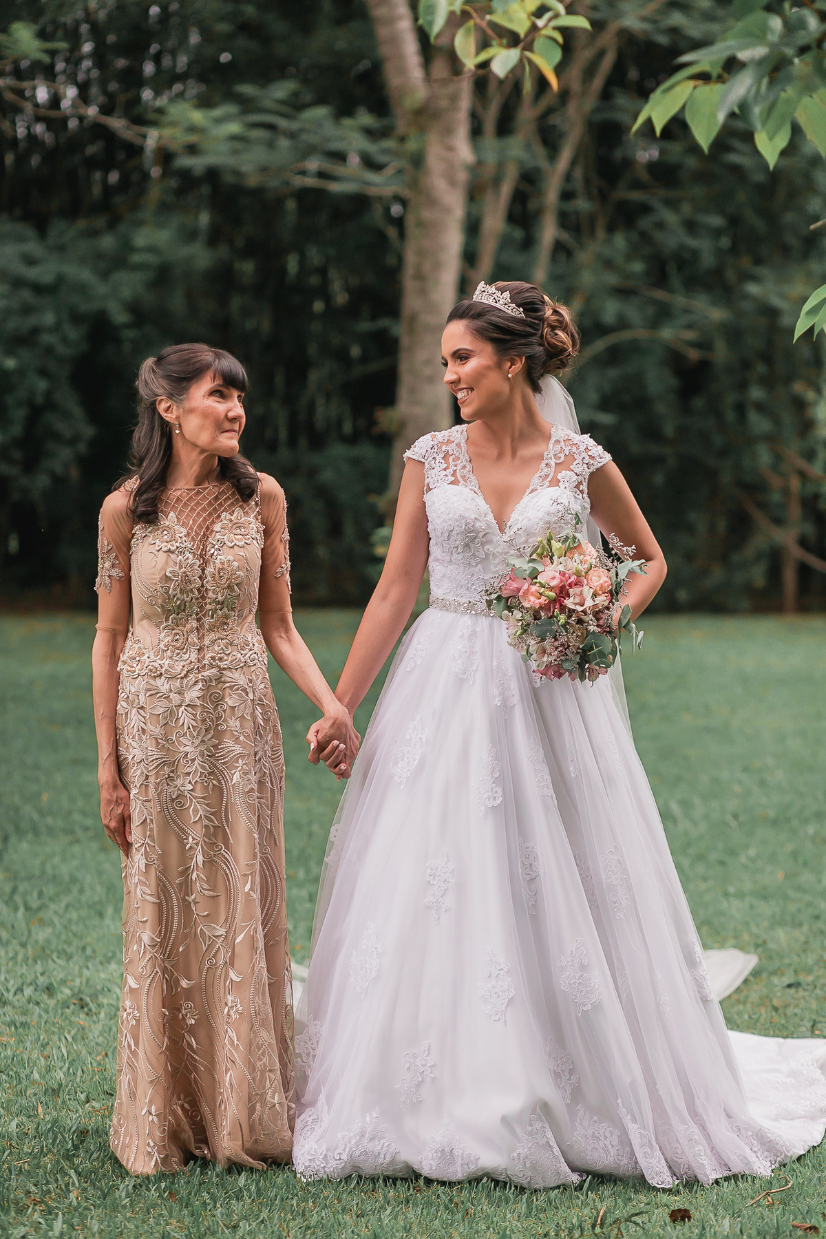 vestido de noiva, casamento, noivos, casamento no campo, sitio para casamento, fotografo de casamento, ensaio de noivos, dança de noivos, madrinhas, padrinhos , buque de noiva