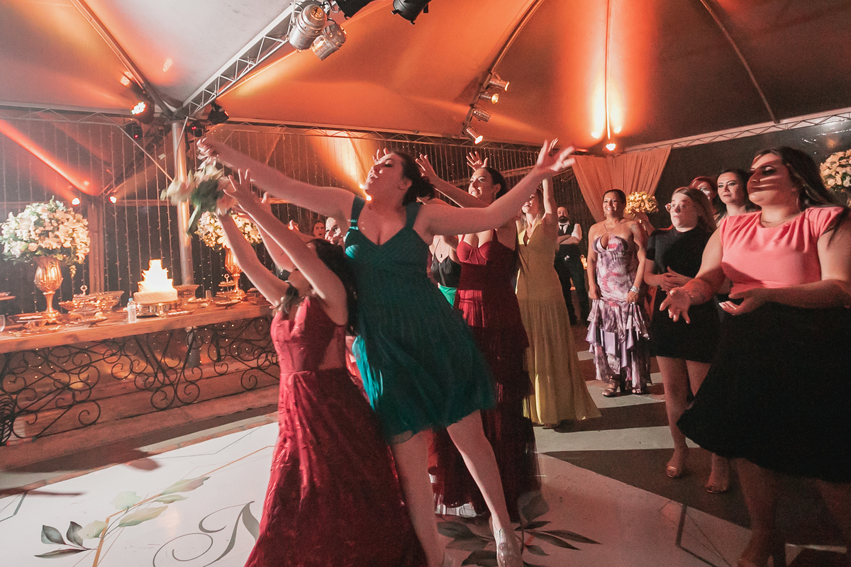 vestido de noiva, casamento, noivos, casamento no campo, sitio para casamento, fotografo de casamento, ensaio de noivos, dança de noivos, madrinhas, padrinhos , buque de noiva