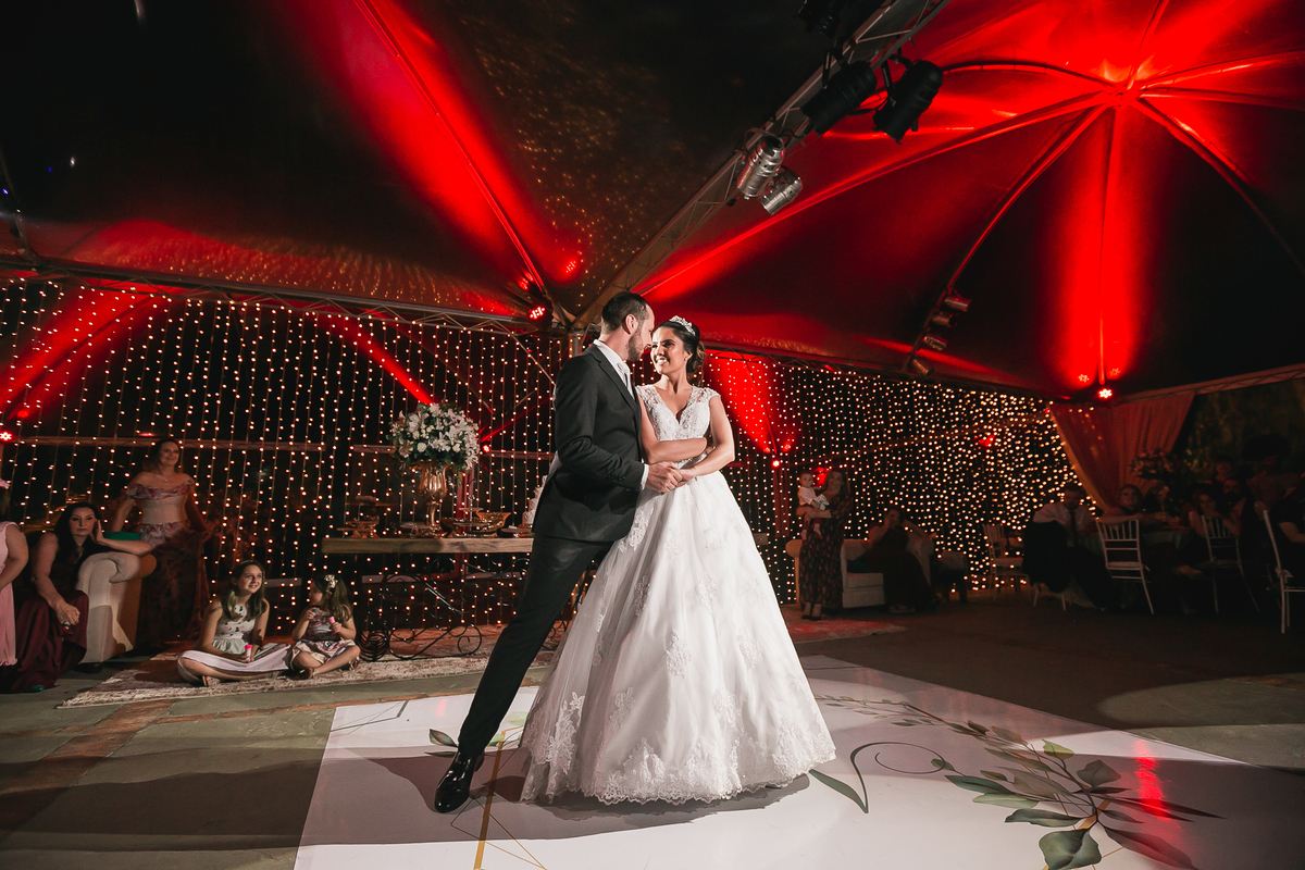 vestido de noiva, casamento, noivos, casamento no campo, sitio para casamento, fotografo de casamento, ensaio de noivos, dança de noivos, madrinhas, padrinhos , buque de noiva