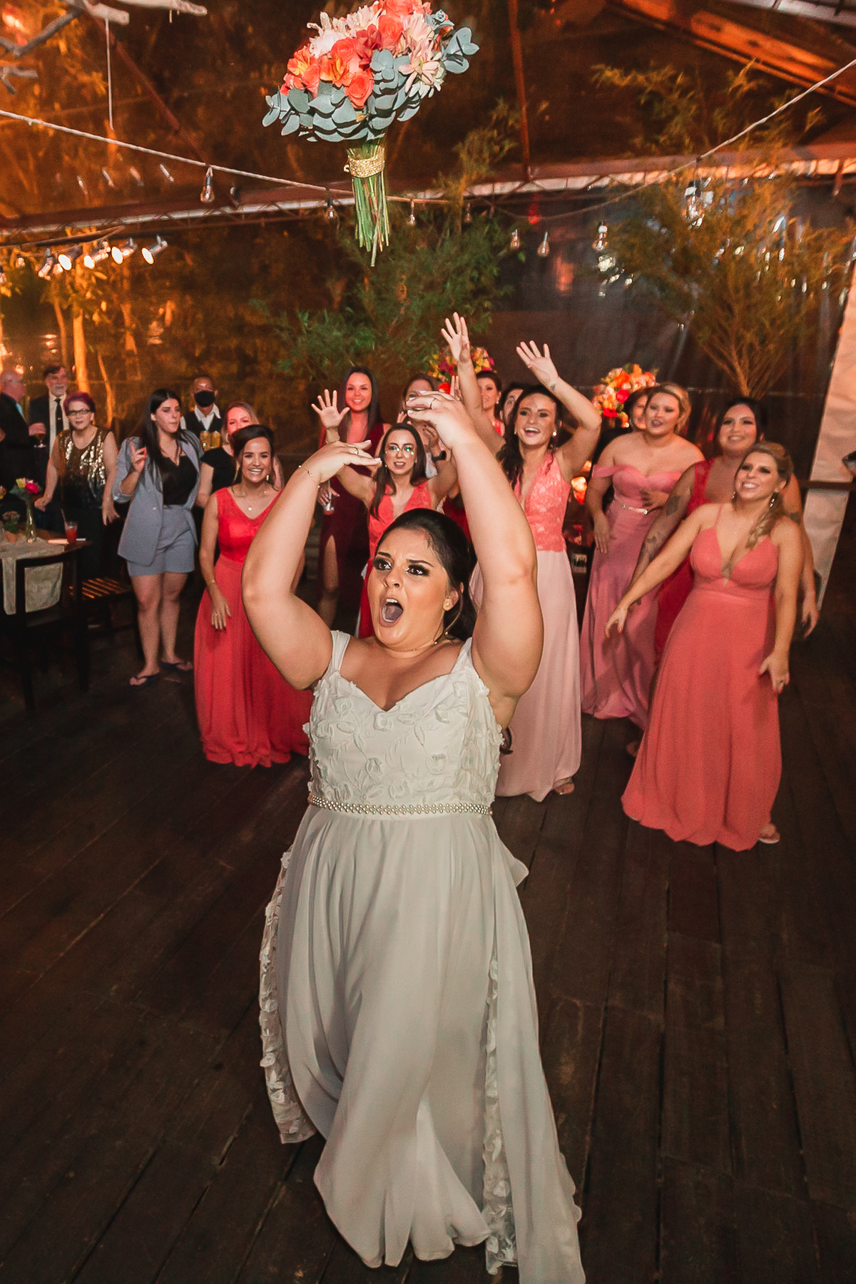 casamento, make de noiva, vestido de noiva, festa de casamento, fotografo de casamento, maquiagem de noiva, terno de noiva, festa de casamento, casamento por do sol, casamento na praia, buque, vestido de madrinha, fotos madrinhas 