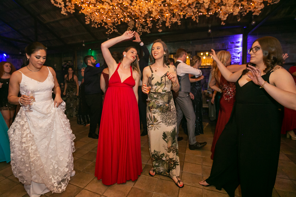 vestido de noiva, casamento no campo, festa de casamento, sapato de noivo, decoração de casamento, fotografo de casamento, fotografo, casamento, vestido de madrinhas, casamento por do sol, casamento ao ar livre