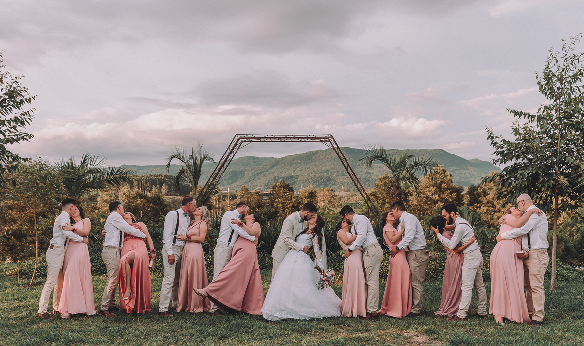 casamento no campo, ensaio fotografico, wedding, fotografo de casamento, vestido de noiva, festa, buque de noiva, casamento por do sol, pre wedding, madrinhas, padrinhos