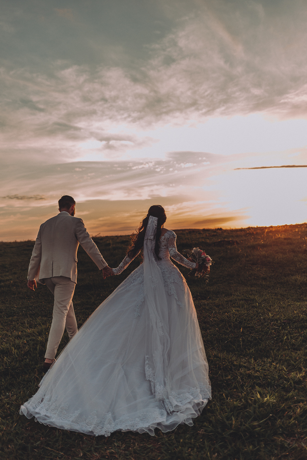 casamento no campo, ensaio fotografico, wedding, fotografo de casamento, vestido de noiva, festa, buque de noiva, casamento por do sol, pre wedding, madrinhas, padrinhos