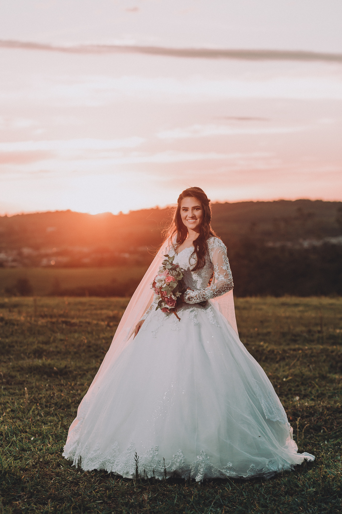 casamento no campo, ensaio fotografico, wedding, fotografo de casamento, vestido de noiva, festa, buque de noiva, casamento por do sol, pre wedding, madrinhas, padrinhos