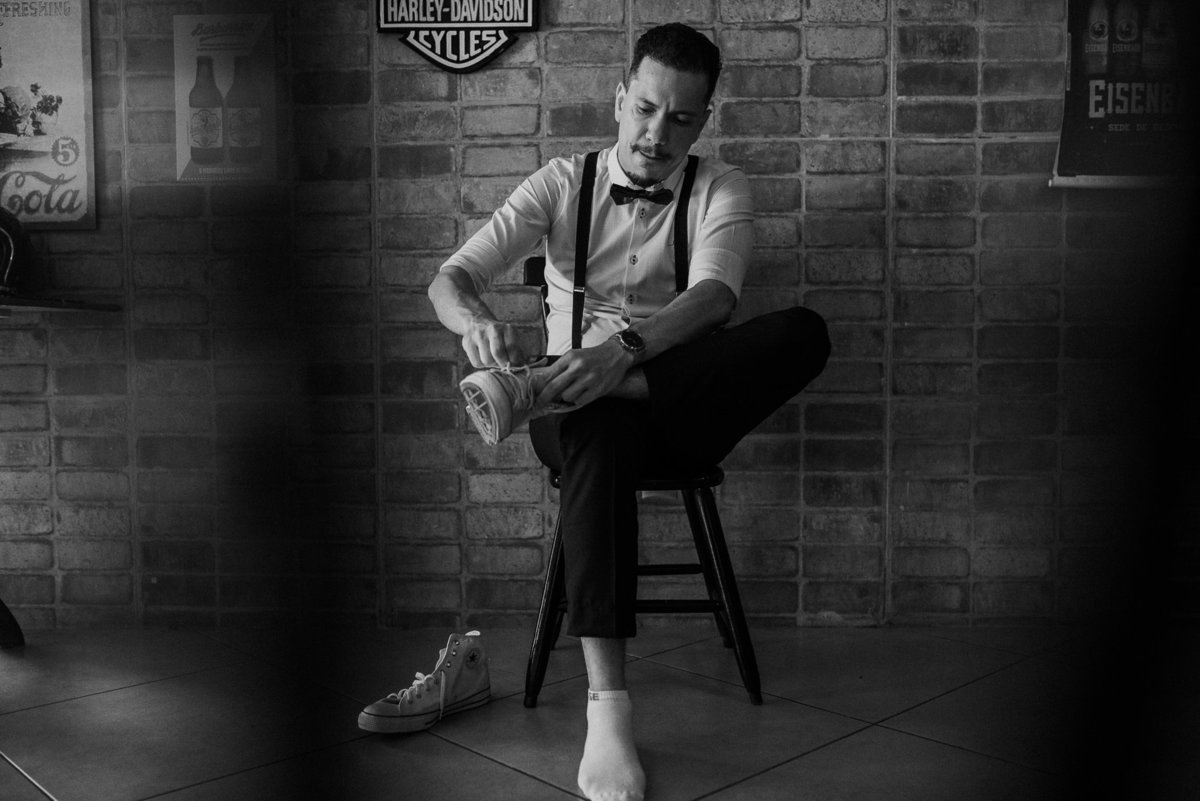 noivo se arrumando barbearia