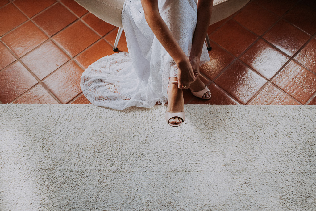 noiva colocando seu sapato