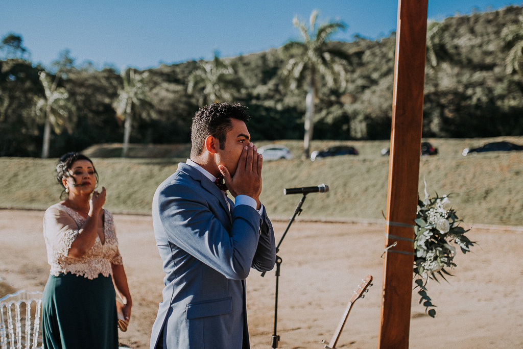 noivo chorando com entrada da noiva